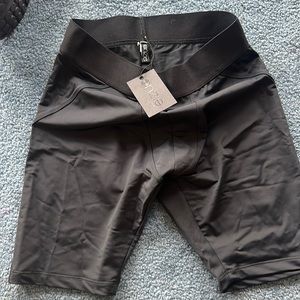 Onzie Mens compression m/l black biker shorts NWT